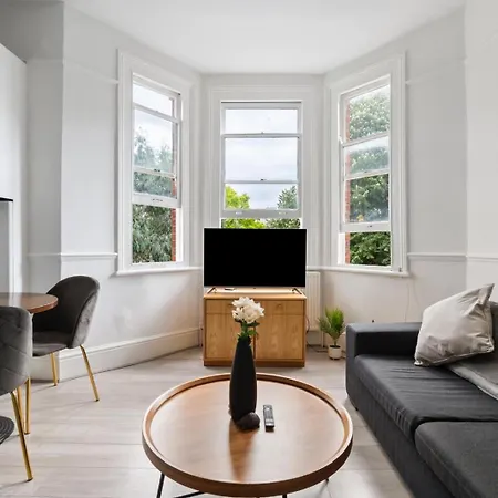 2 Bedroom Flat Sw9 -2Min Walk From Brixton Station, Free Off Road Parking